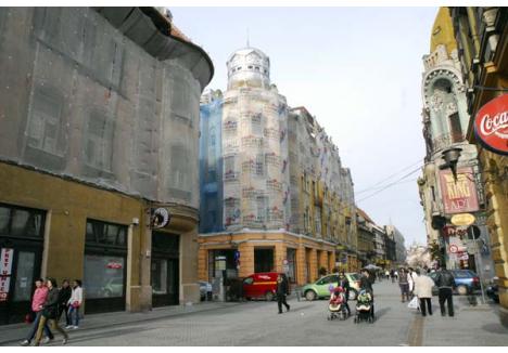 ORAŞ MASCAT! Turiştii care vizitează Oradea pot admira pe Corso, în locul faţadelor clădirilor istorice, reclamele producătorilor de materiale de construcţii. Primăria a cerut acoperirea clădirilor pentru că ele au devenit pentru trecători un pericol mortal